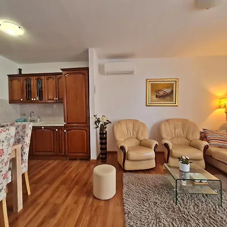 Nina Marie Ii Apartamento