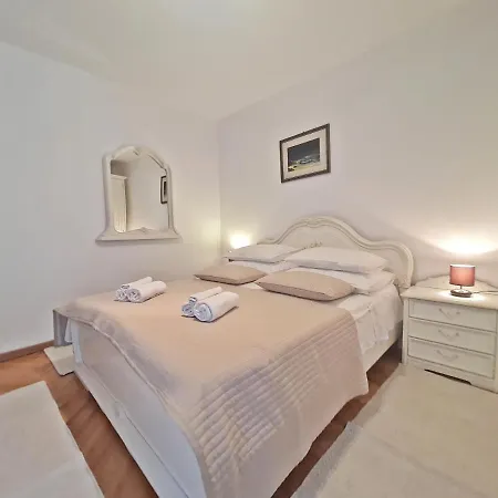 Nina Marie Ii Apartment Split
