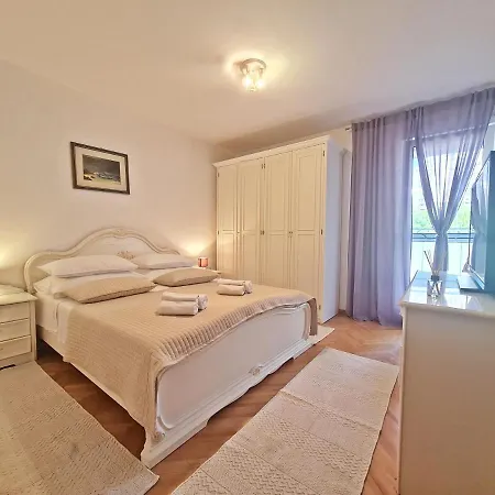 Nina Marie Ii Apartment *