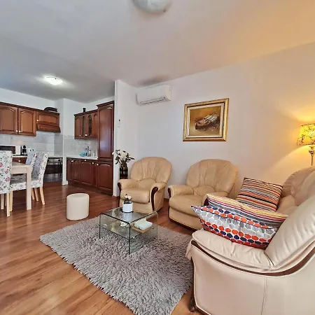 Nina Marie Ii Apartment *