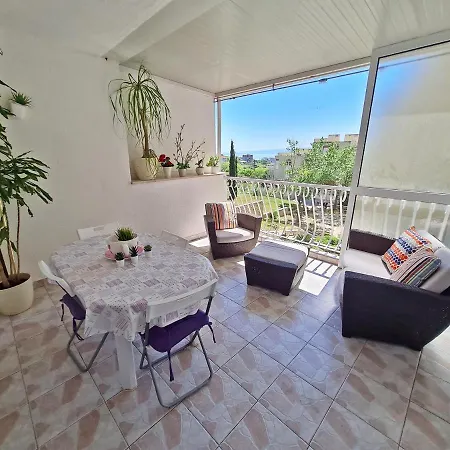 Nina Marie Ii * Split